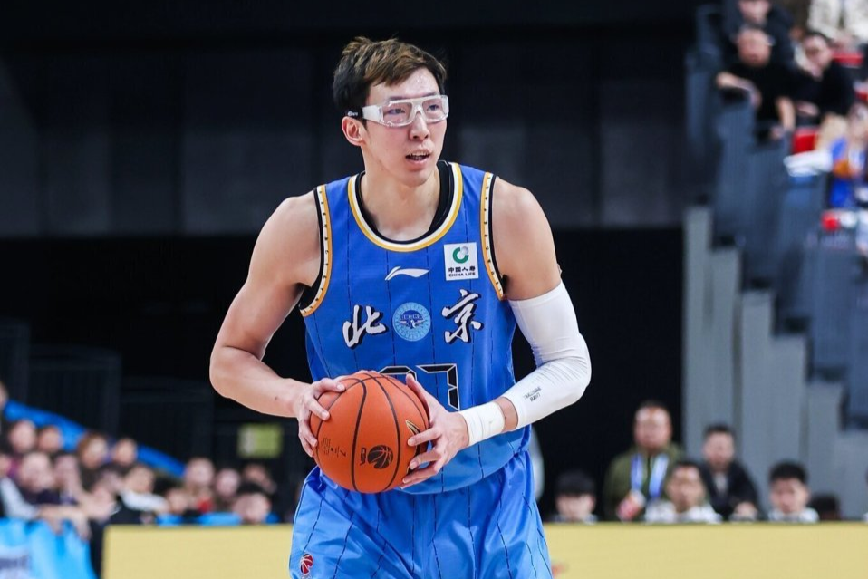 爱游戏平台体验-北京送四川24连败！周琦4中4砍11+7 麦基首秀12+6+3连秀单臂暴扣