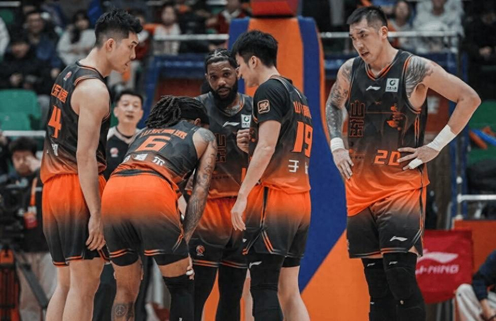 爱游戏中国官网-合砍81+17，山东三叉戟大爆发！高诗岩7+5甘当绿叶，于德豪成混子|山东队|联赛|山东男篮|邱彪|球队_新浪体育_新浪新闻